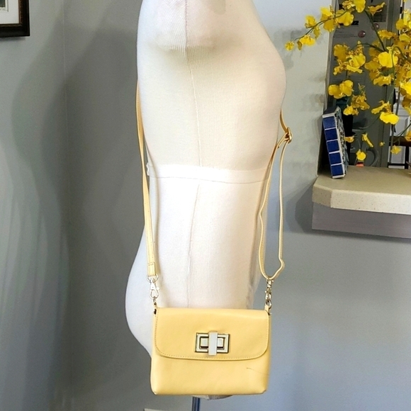 Small crossbody yellow purse by Rowallon. LEATHER..GOLD HARDWARE. VERY CUTE. - Picture 1 of 15